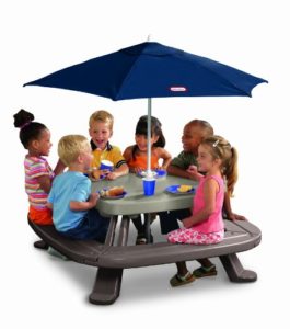 Kindersitzgruppe Garten mit Sonnenschirm